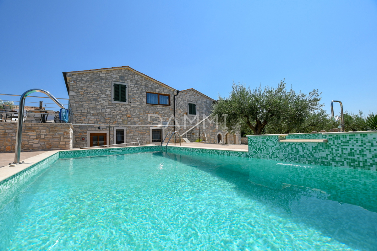 POREČ, TAR - Casa in pietra con piscina e ristorante