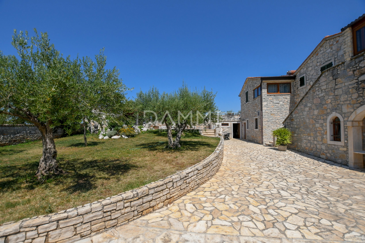 POREČ, TAR - Casa in pietra con piscina e ristorante