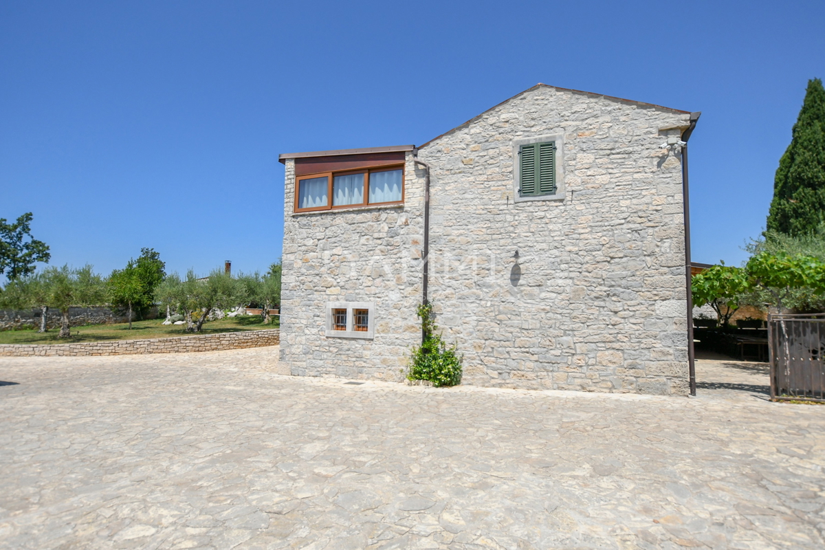 POREČ, TAR - Casa in pietra con piscina e ristorante