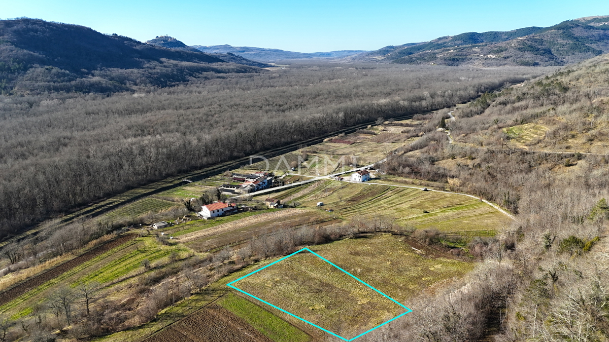 ISTRA, MOTOVUN - Terreno edificabile in posizione isolata con vista su Motovun
