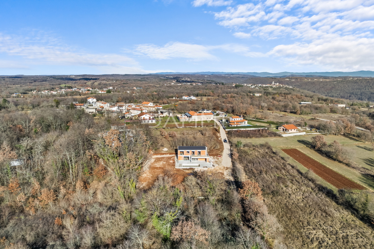 ISTRIA, TINJAN - Casa con piscina in posizione appartata e splendida vista