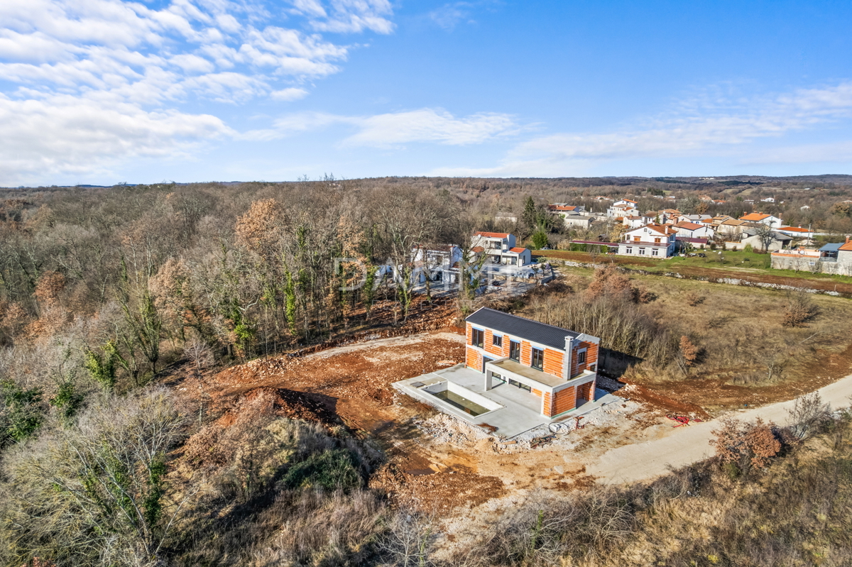 ISTRIA, TINJAN - Casa con piscina in posizione appartata e splendida vista
