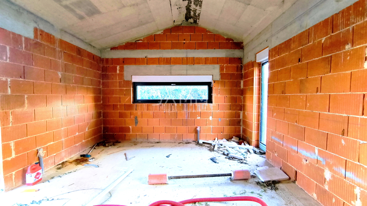 Istra, Ližnjan - casa con piscina in fase di grezzo