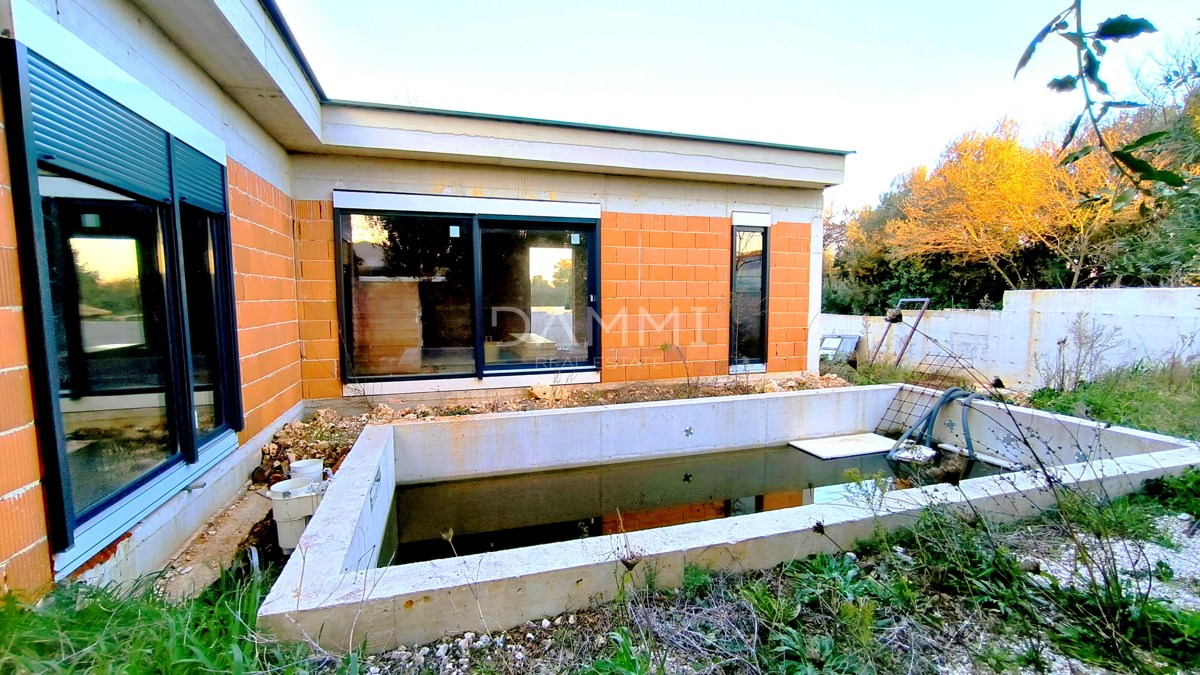 Istra, Ližnjan - casa con piscina in fase di grezzo
