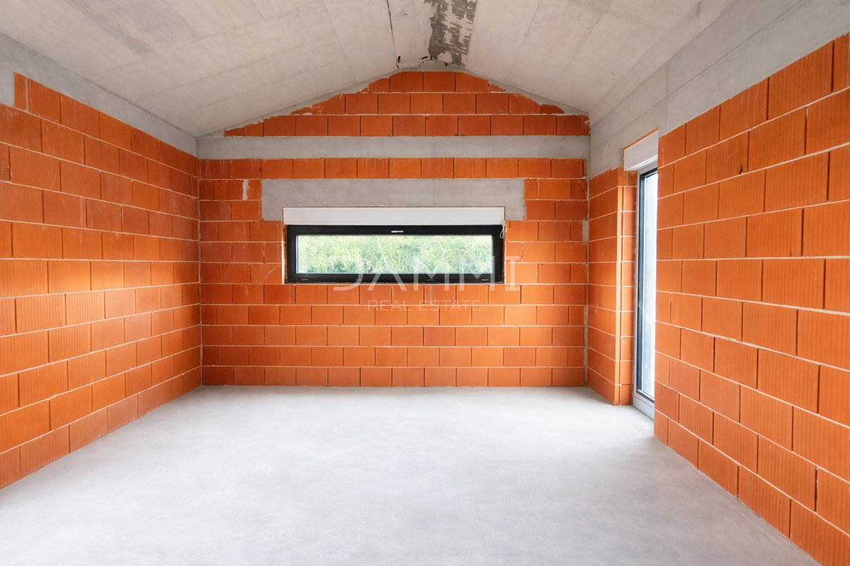 Istra, Ližnjan - casa con piscina in fase di grezzo