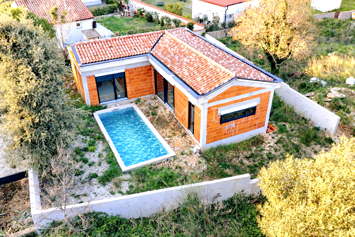 Istra, Ližnjan - casa con piscina in fase di grezzo
