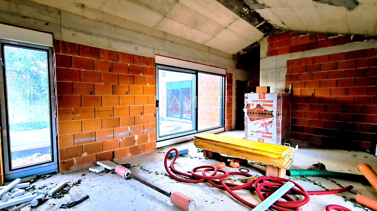 Istra, Ližnjan - casa con piscina in fase di grezzo