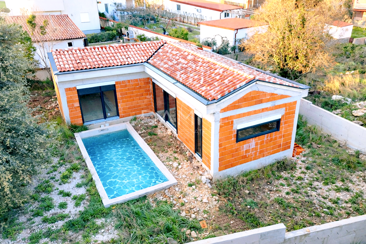 Istra, Ližnjan - casa con piscina in fase di grezzo