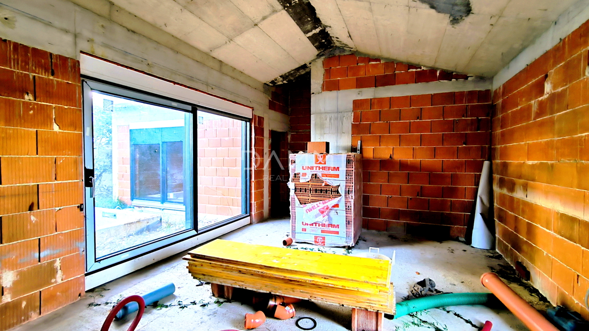 Istra, Ližnjan - casa con piscina in fase di grezzo