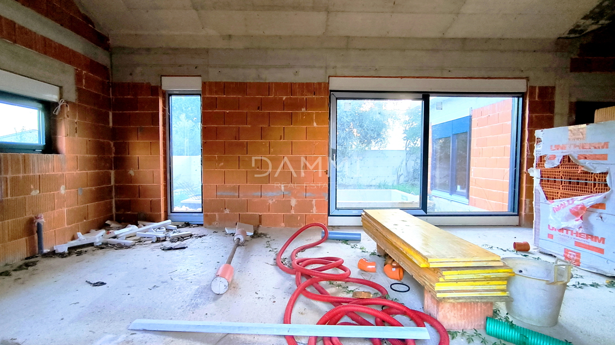 Istra, Ližnjan - casa con piscina in fase di grezzo