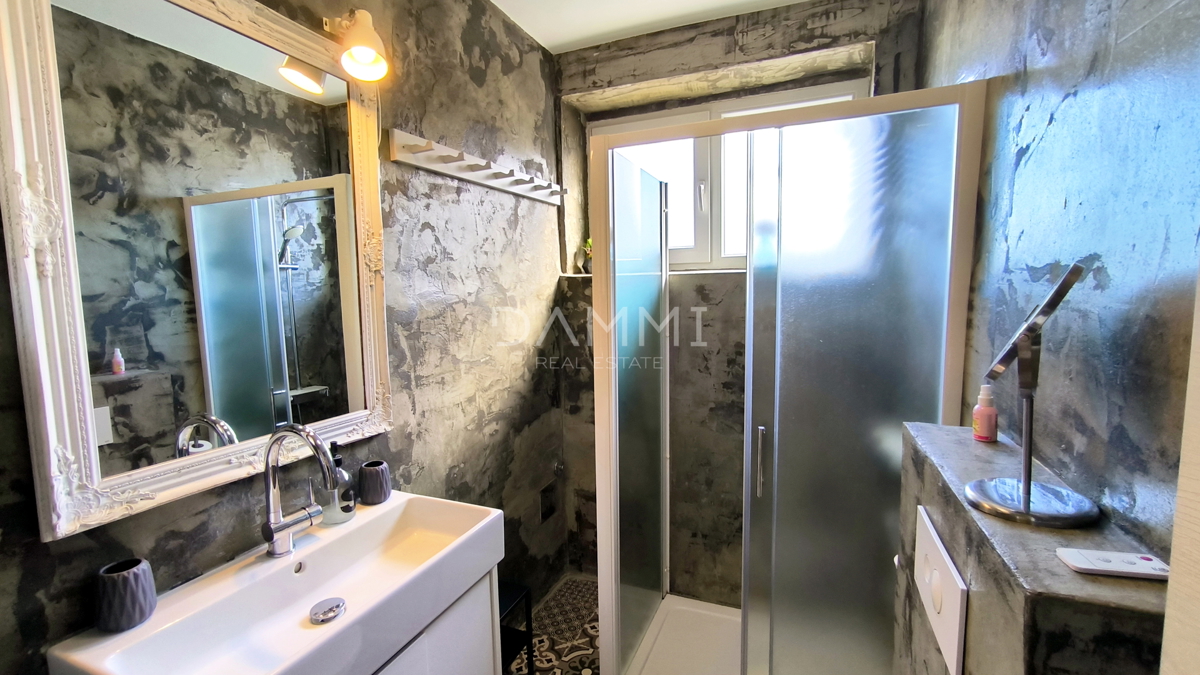 Pula, centro ampio, appartamento trilocale con garage