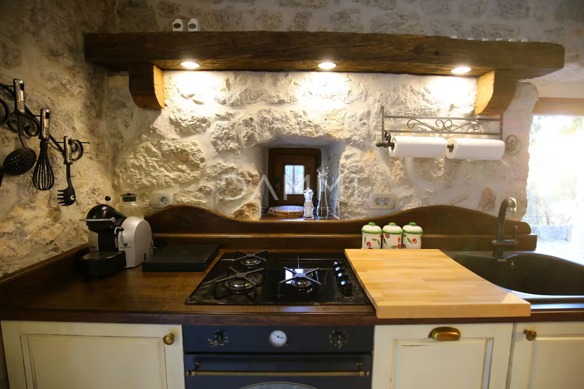 SJEVERNA DALMACIJA, TRIBANJ - Unica villa in pietra con vista panoramica sul mare