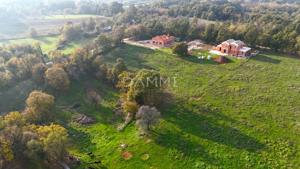 ISTRIA, ŽMINJ - Ampio terreno edificabile in una posizione tranquilla