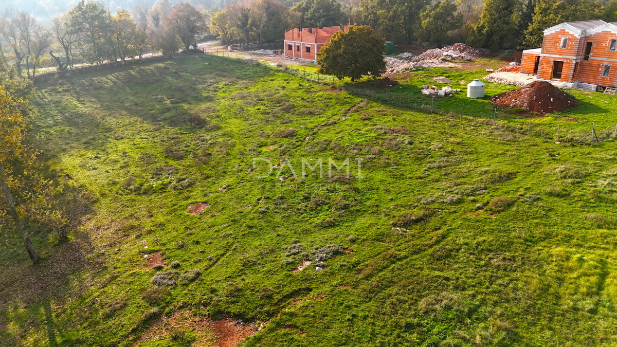 ISTRIA, ŽMINJ - Ampio terreno edificabile in una posizione tranquilla