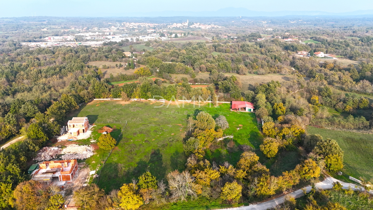 ISTRIA, ŽMINJ - Ampio terreno edificabile in una posizione tranquilla
