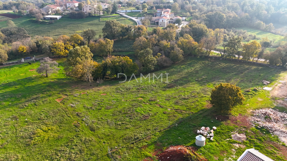 ISTRIA, ŽMINJ - Ampio terreno edificabile in una posizione tranquilla