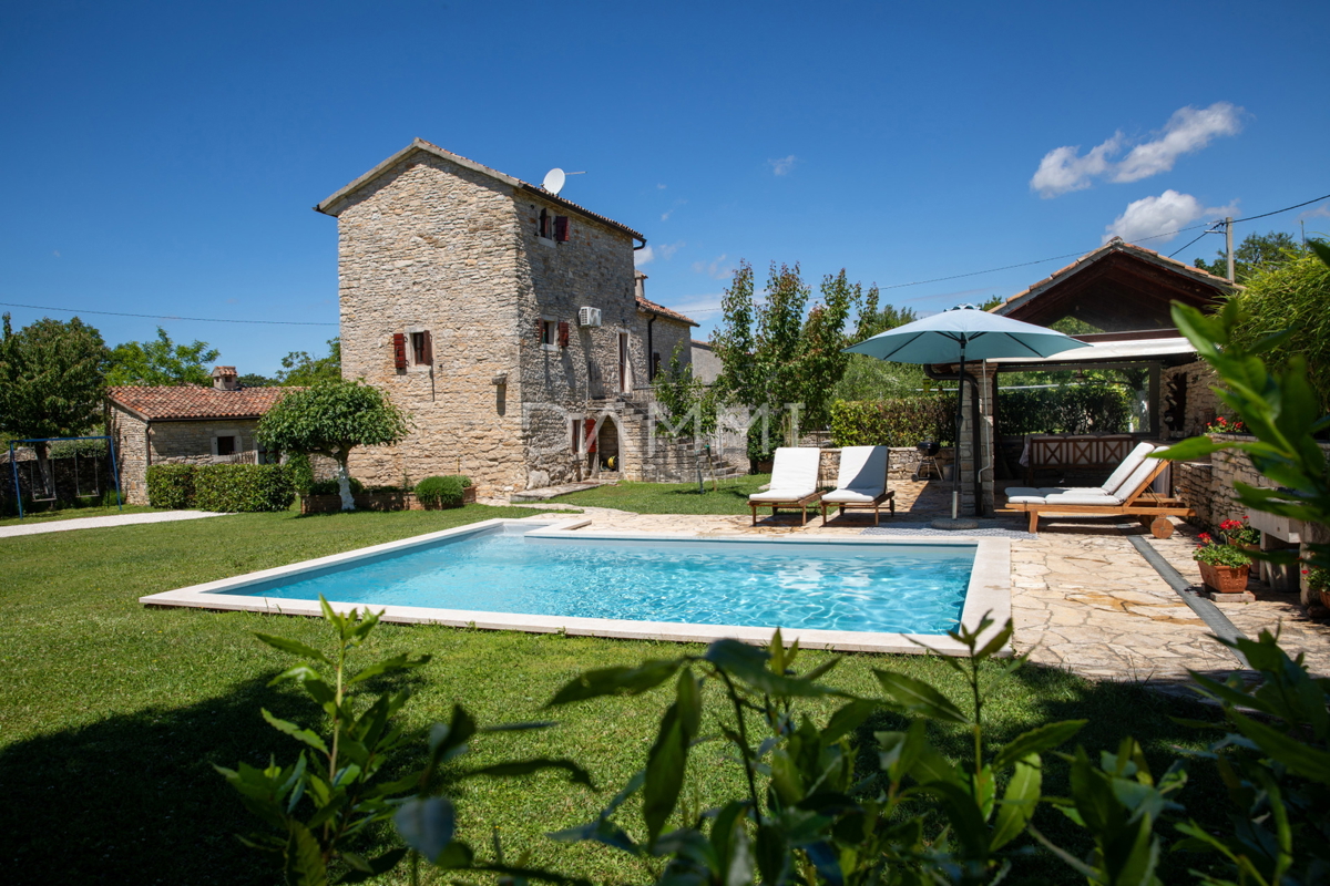 ISTRA, KANFANAR - Tradizionale casa istriana con piscina