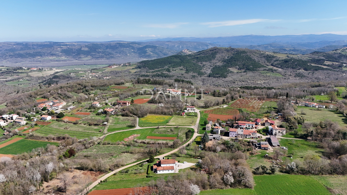 MOTOVUN, DINTORNI - Terreno edificabile di 813 m2 con vista aperta