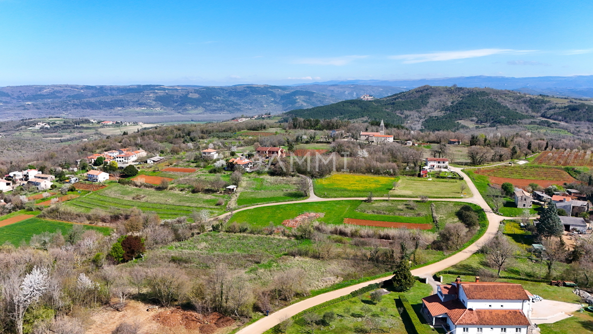 MOTOVUN, DINTORNI - Terreno edificabile di 813 m2 con vista aperta