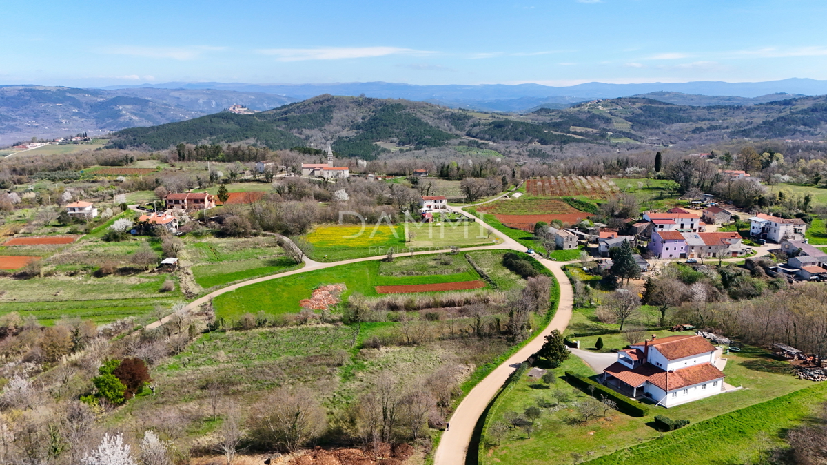 MOTOVUN, DINTORNI - Terreno edificabile di 813 m2 con vista aperta