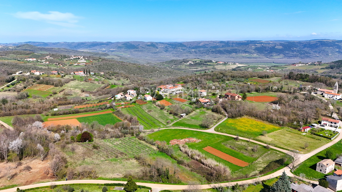 MOTOVUN, DINTORNI - Terreno edificabile di 813 m2 con vista aperta