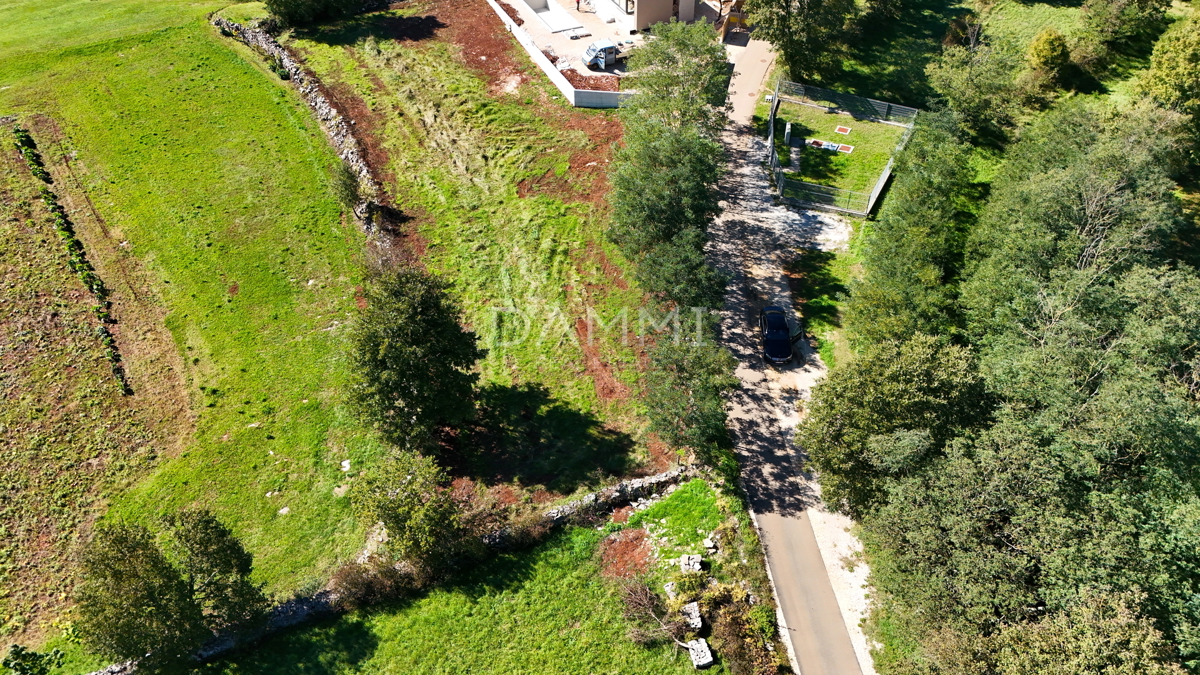 PAZIN, DINTORNI - Terreno edificabile con vista aperta 923 m2