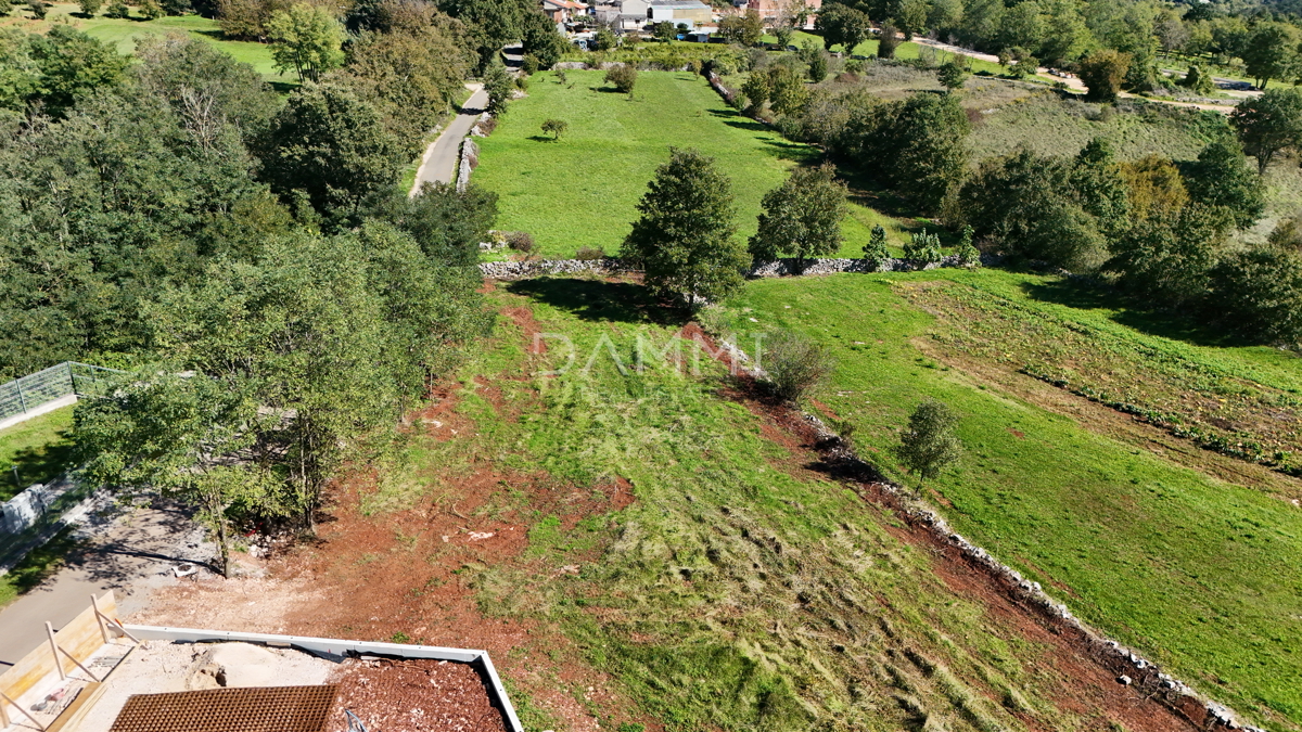 PAZIN, DINTORNI - Terreno edificabile con vista aperta 923 m2