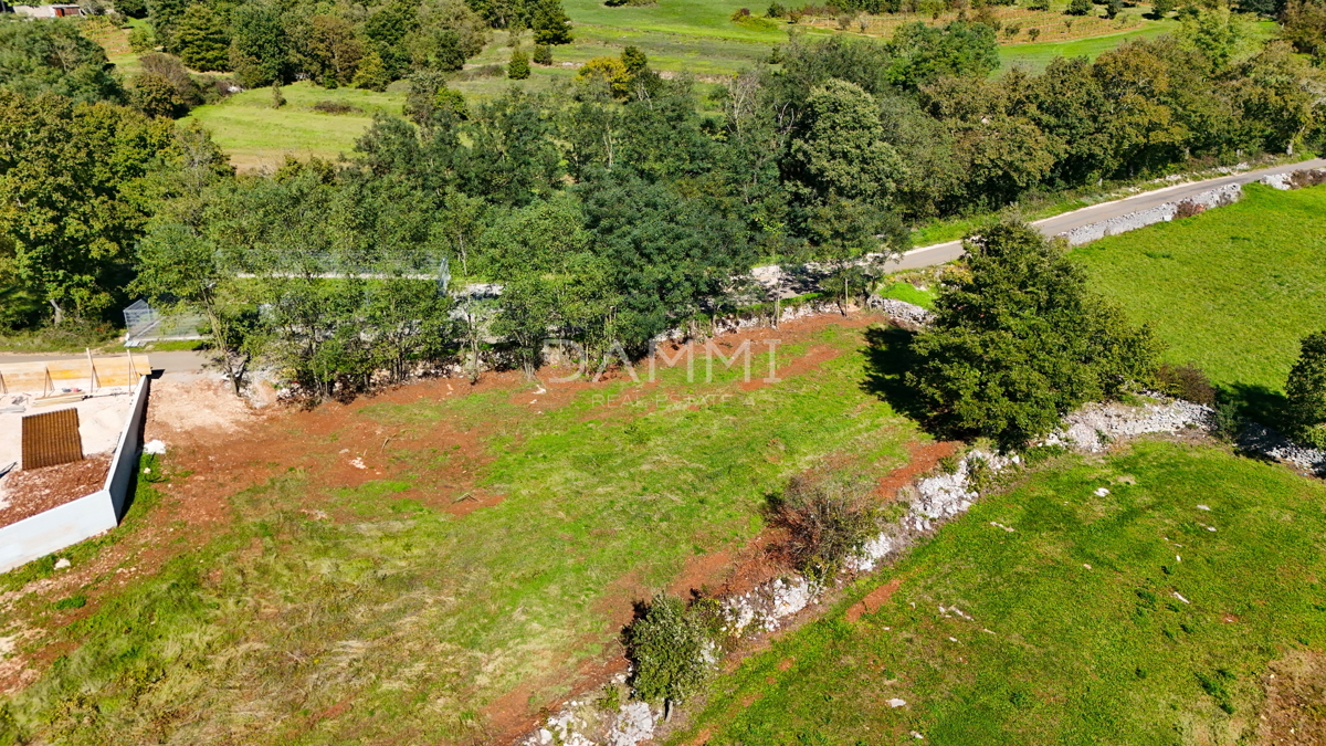 PAZIN, DINTORNI - Terreno edificabile con vista aperta 923 m2