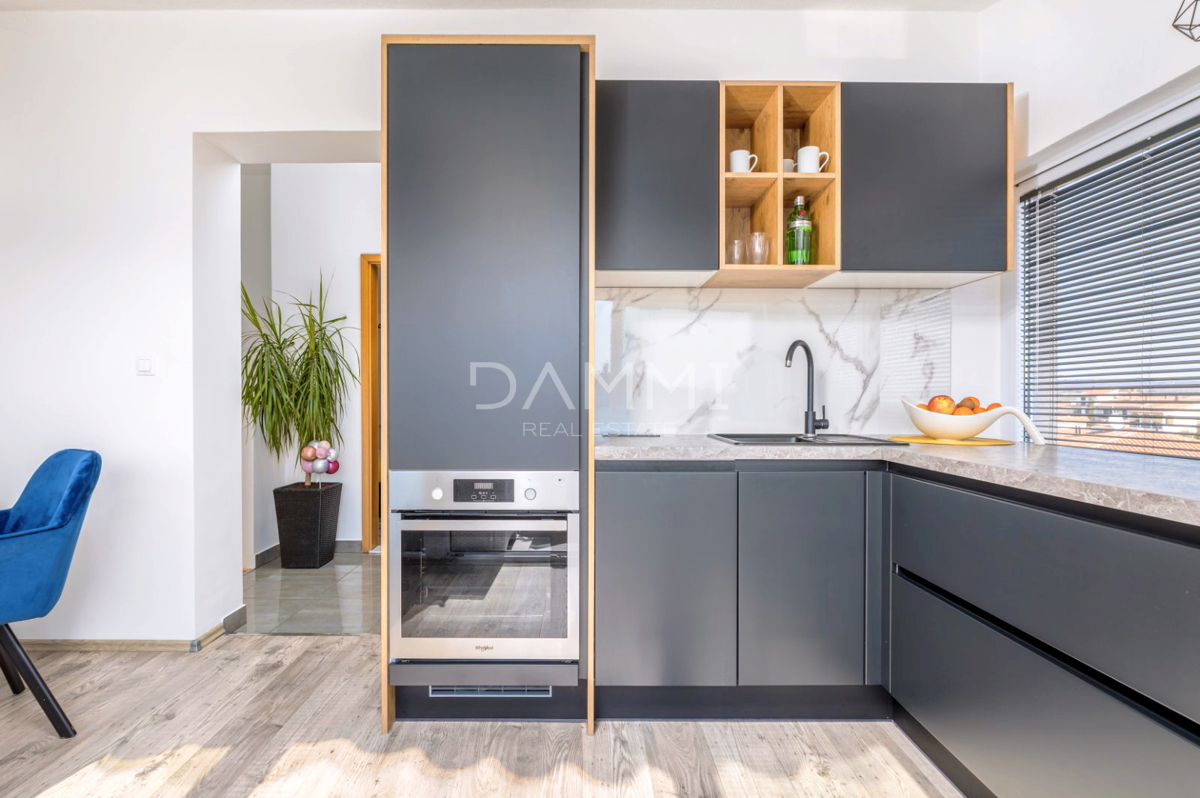 Istra, Valbandon - appartamento su due piani a 500 m dal mare