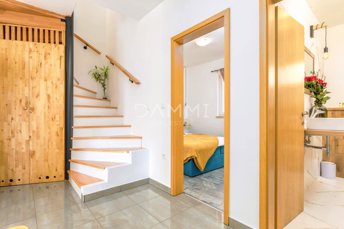 Istra, Valbandon - appartamento su due piani a 500 m dal mare