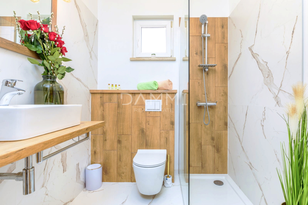 Istra, Valbandon - appartamento su due piani a 500 m dal mare