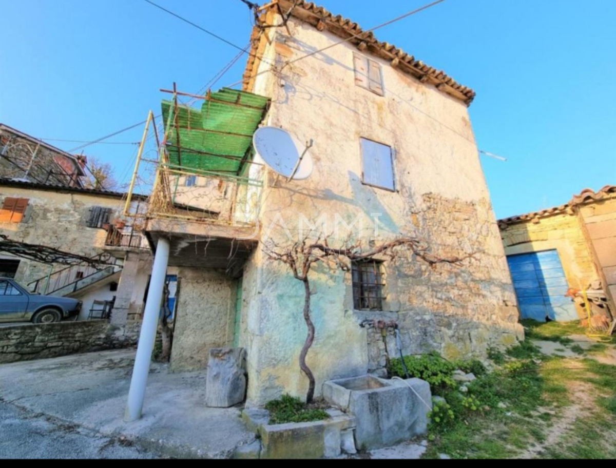 ISTRA, DRAGUĆ - DUE CASE IN PIETRA DA ADATTARE