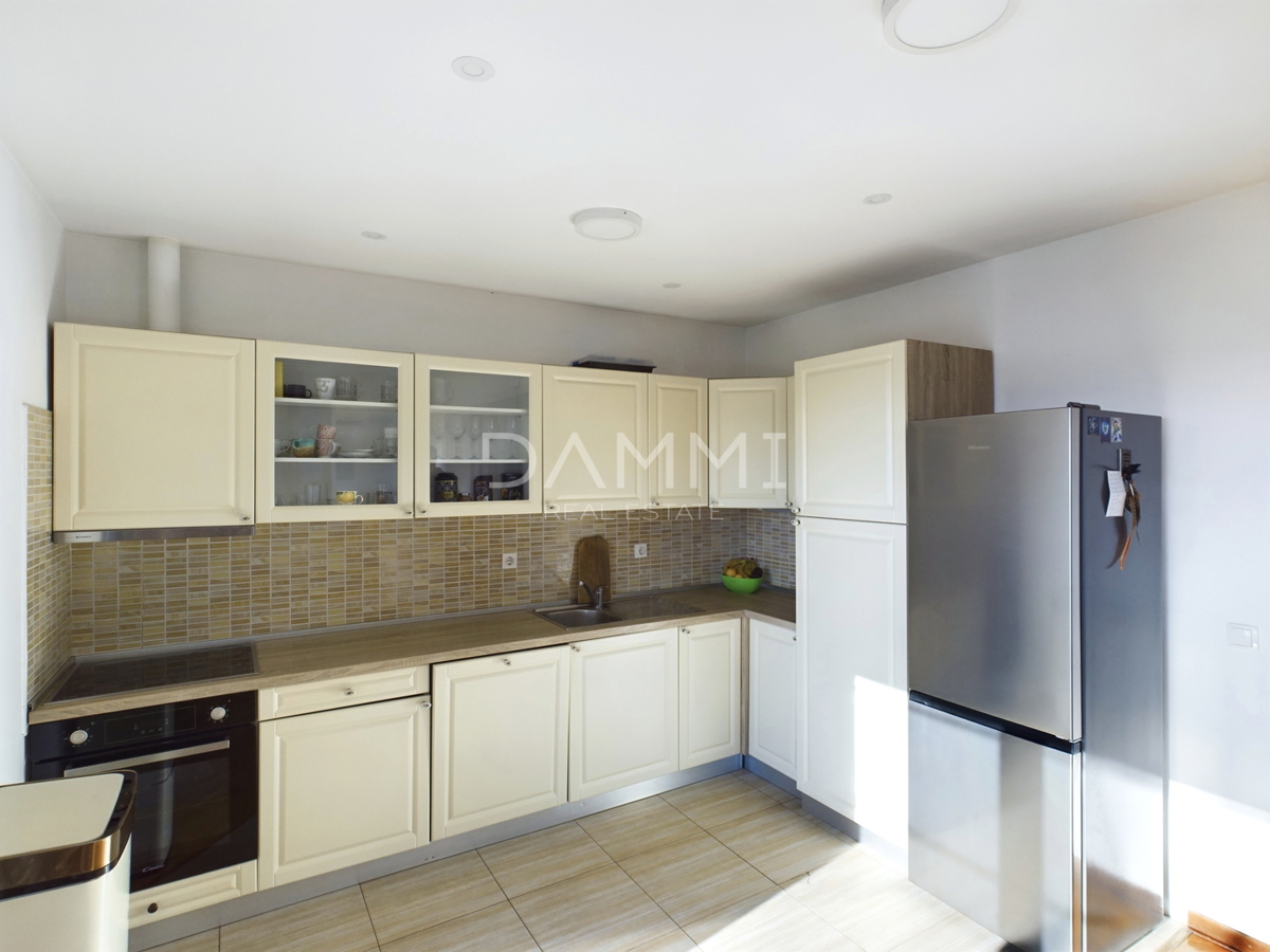 Istra, Umag - casa indipendente con appartamenti, a 100 m dalla spiaggia, vista mare