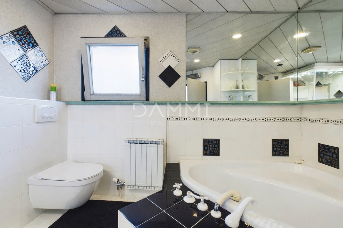 Istra, Umag - casa indipendente con appartamenti, a 100 m dalla spiaggia, vista mare