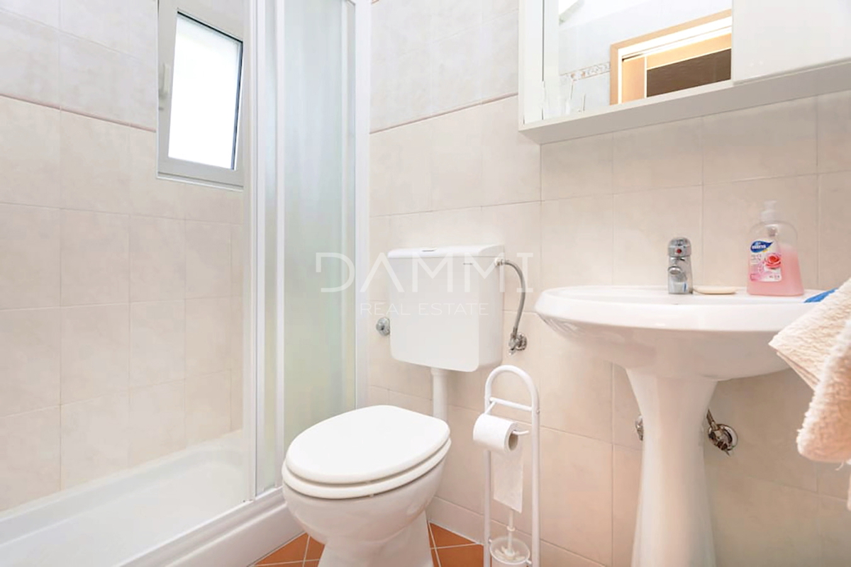 Istra, Umag - casa indipendente con appartamenti, a 100 m dalla spiaggia, vista mare