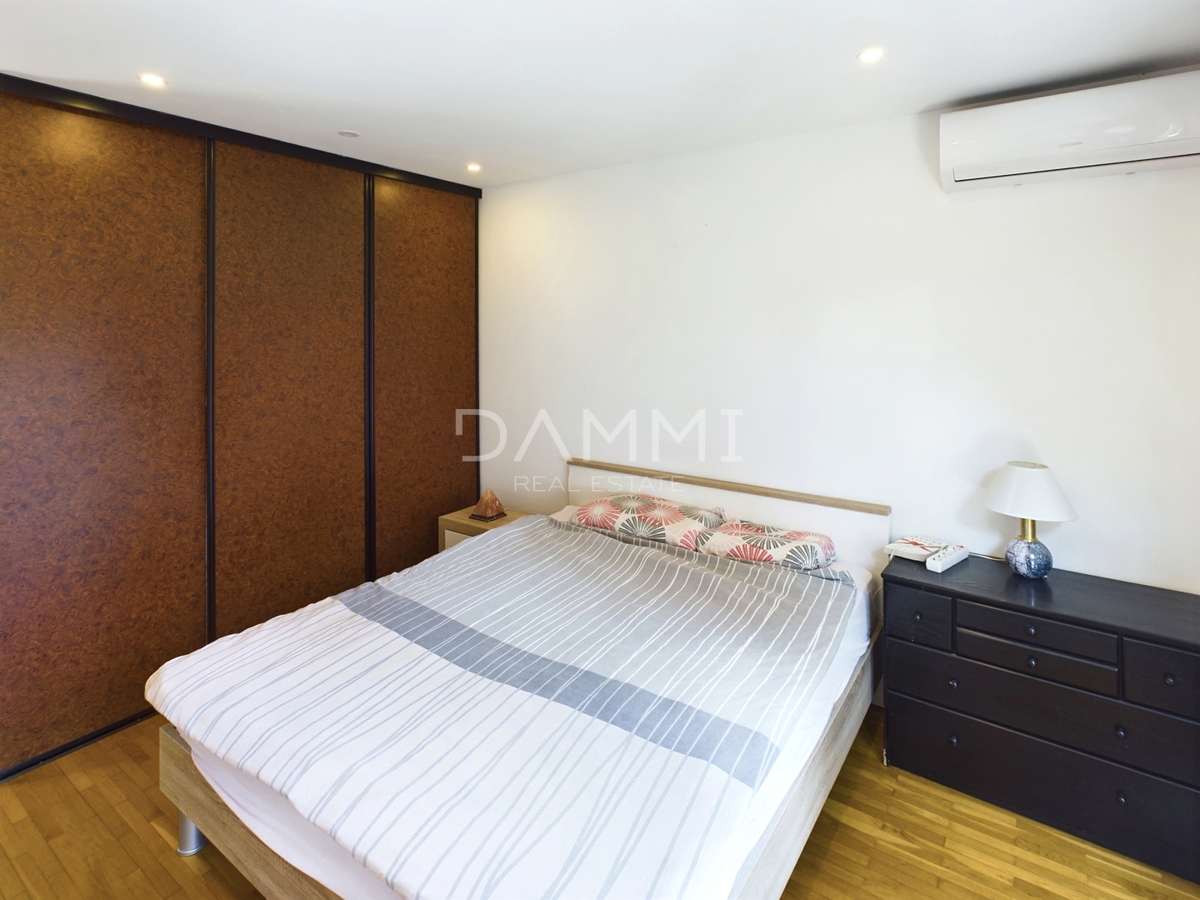 Istra, Umag - casa indipendente con appartamenti, a 100 m dalla spiaggia, vista mare