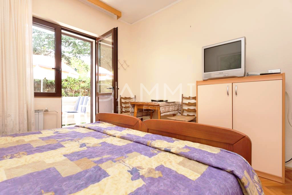 Istra, Umag - casa indipendente con appartamenti, a 100 m dalla spiaggia, vista mare