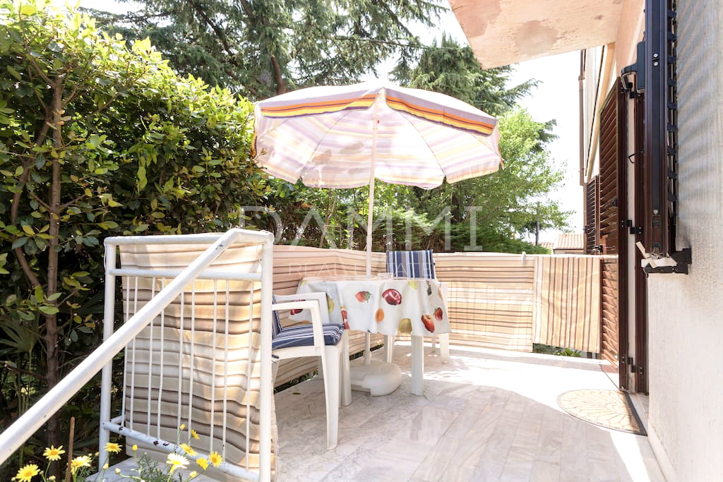 Istra, Umag - casa indipendente con appartamenti, a 100 m dalla spiaggia, vista mare