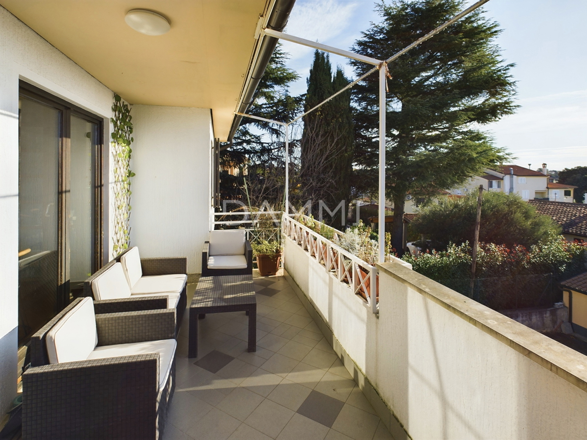 Istra, Umag - casa indipendente con appartamenti, a 100 m dalla spiaggia, vista mare