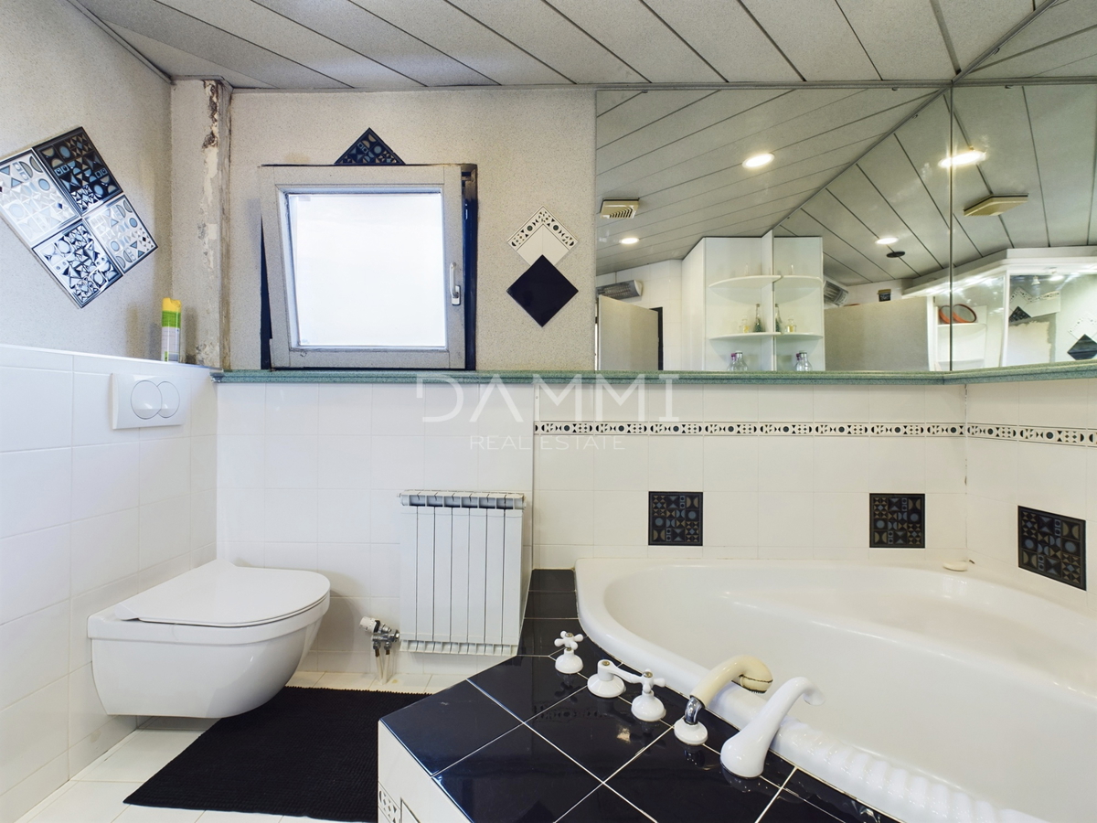 Istra, Umag - casa indipendente con appartamenti, a 100 m dalla spiaggia, vista mare