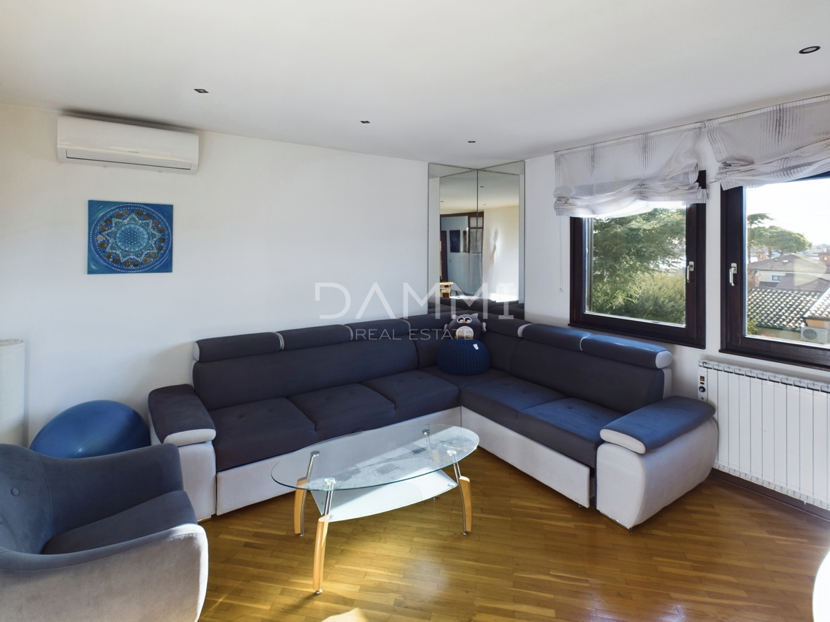 Istra, Umag - casa indipendente con appartamenti, a 100 m dalla spiaggia, vista mare