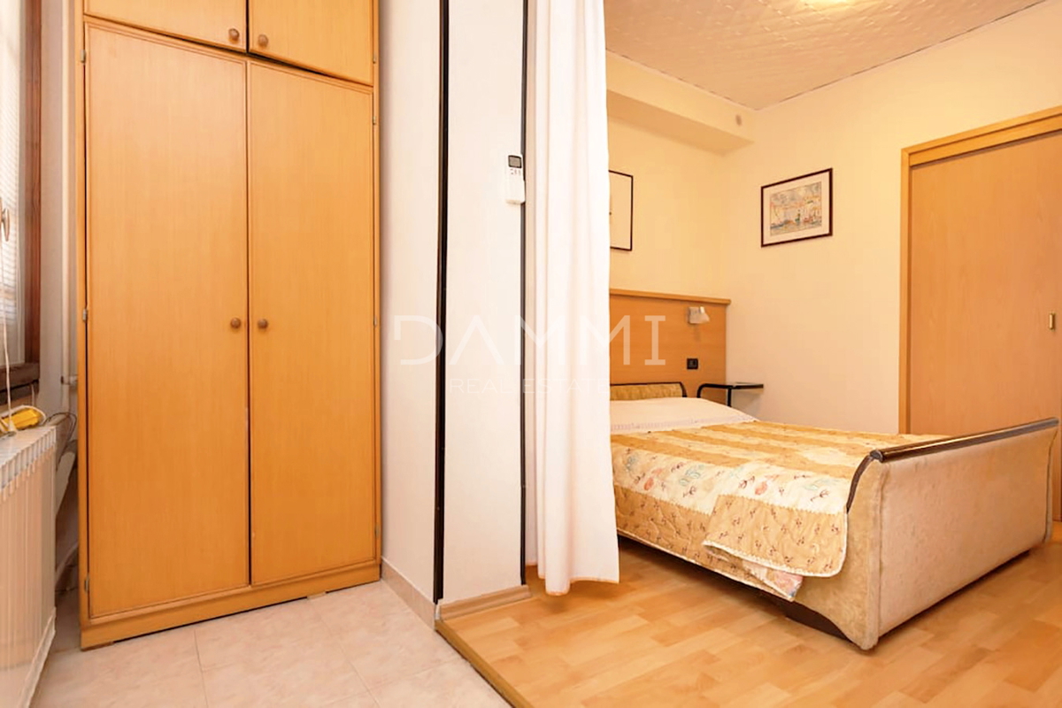 Istra, Umag - casa indipendente con appartamenti, a 100 m dalla spiaggia, vista mare