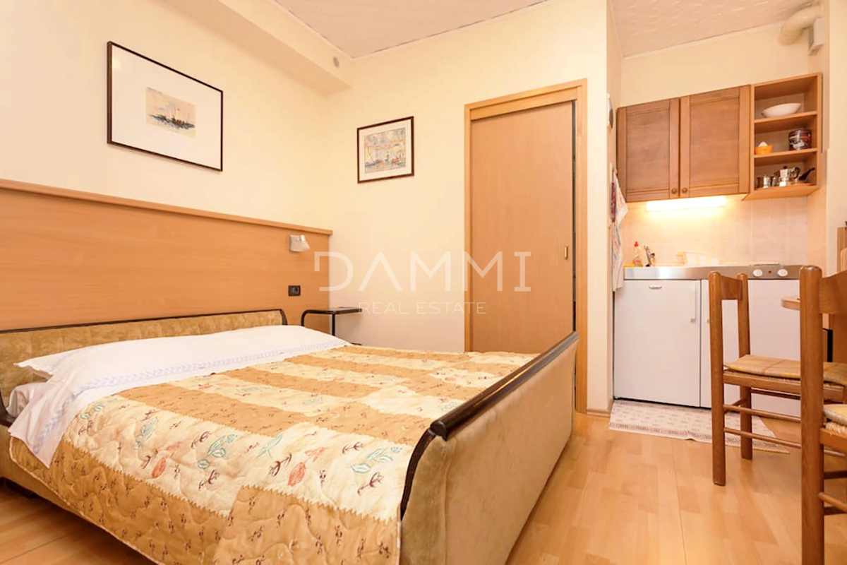 Istra, Umag - casa indipendente con appartamenti, a 100 m dalla spiaggia, vista mare