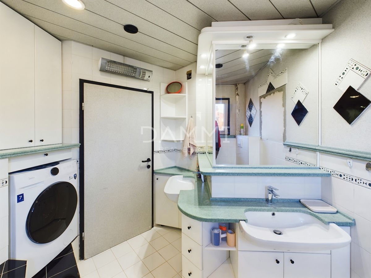 Istra, Umag - casa indipendente con appartamenti, a 100 m dalla spiaggia, vista mare