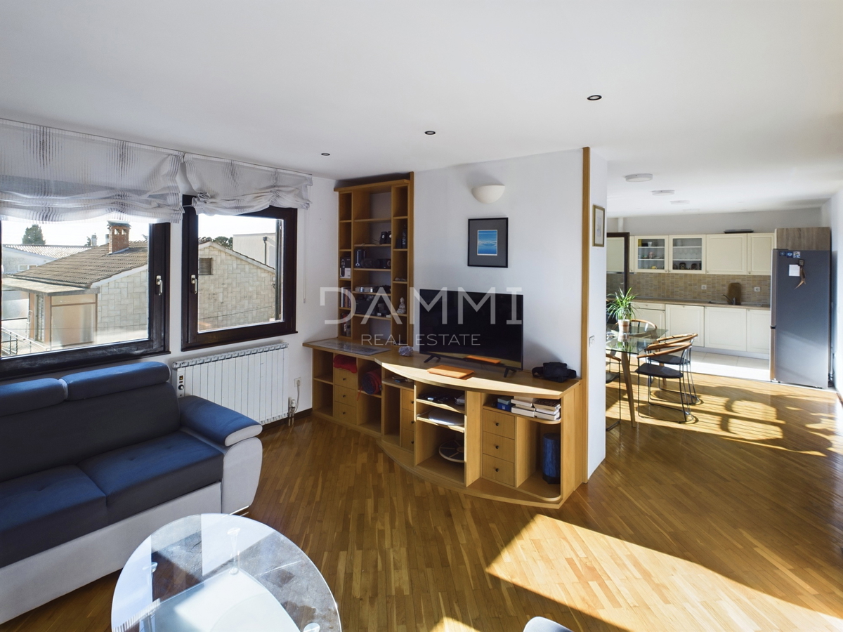 Istra, Umag - casa indipendente con appartamenti, a 100 m dalla spiaggia, vista mare