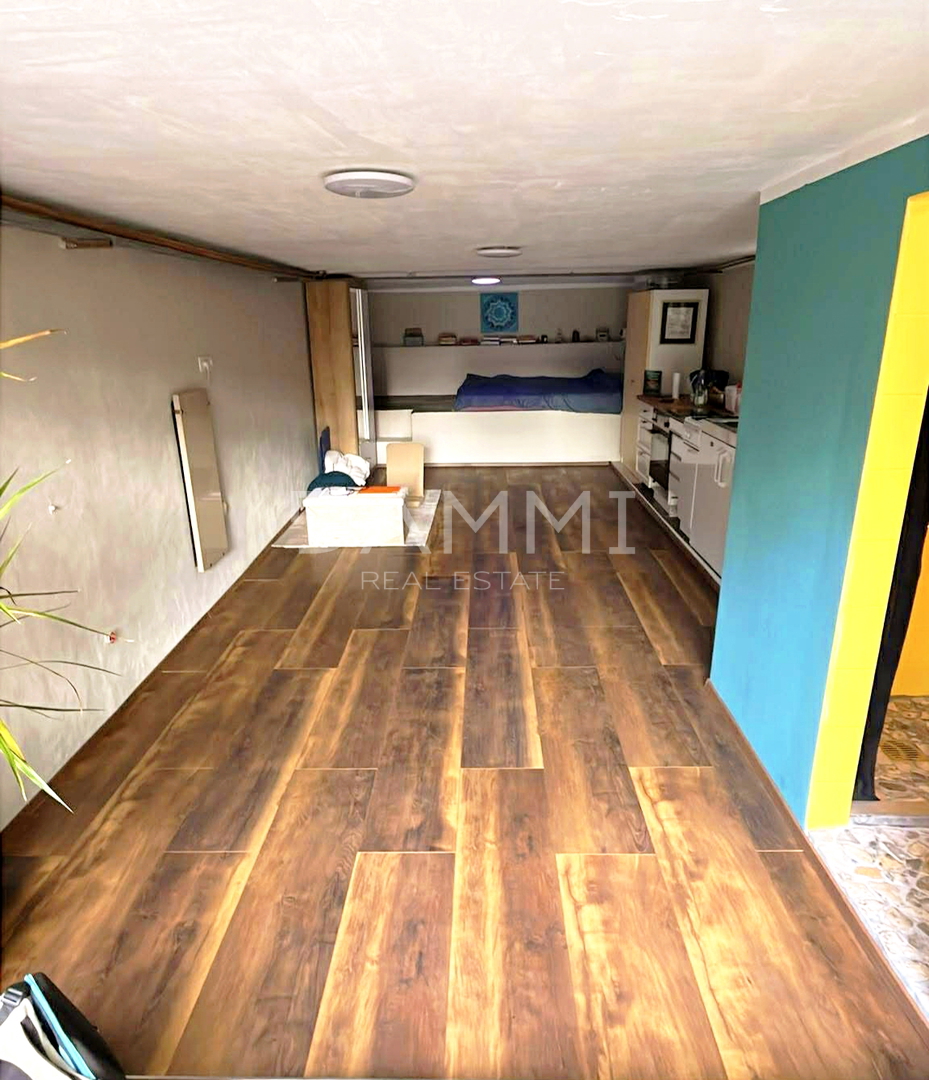 Istra, Umag - casa indipendente con appartamenti, a 100 m dalla spiaggia, vista mare