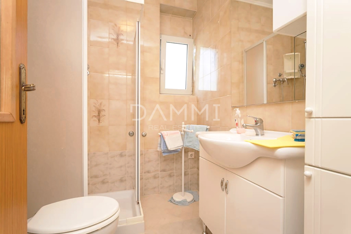 Istra, Umag - casa indipendente con appartamenti, a 100 m dalla spiaggia, vista mare