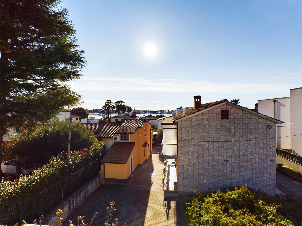 Istra, Umag - casa indipendente con appartamenti, a 100 m dalla spiaggia, vista mare