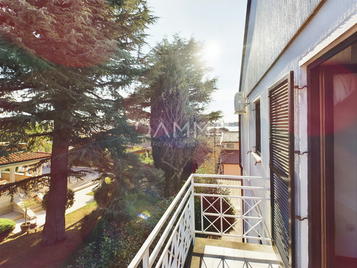 Istra, Umag - casa indipendente con appartamenti, a 100 m dalla spiaggia, vista mare