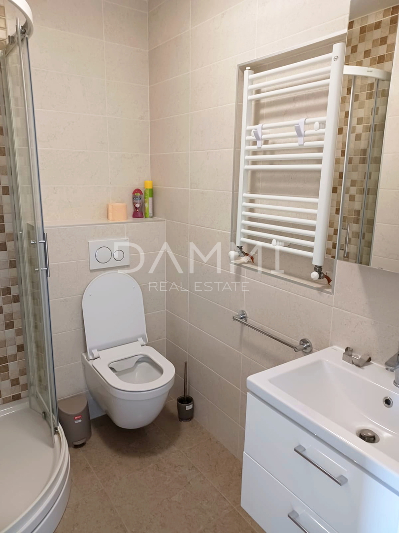 Istra, Umag - casa indipendente con appartamenti, a 100 m dalla spiaggia, vista mare